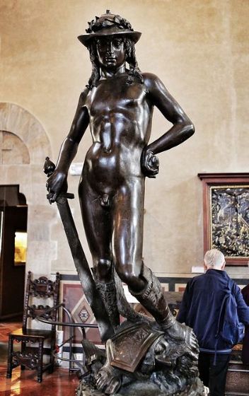 艺术品是由细节组成的一个宏观和无限的世界,比如多纳泰罗的大卫雕像