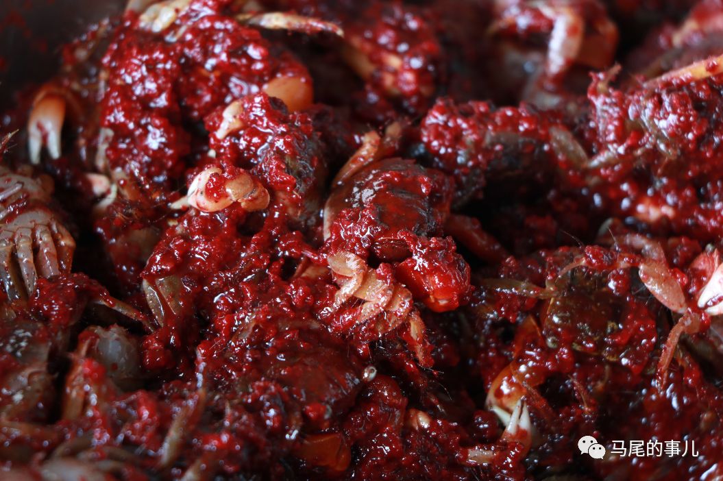 要想蟛蜞酥好吃制作方法也是很有讲究的↓↓首先要选用肢体较大的鲜活