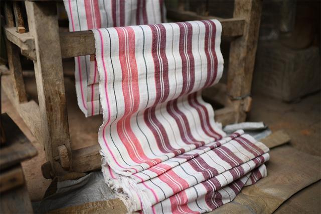 农村82岁老奶奶手工织粗布,一天织一米,不图钱只为不让自己闲着