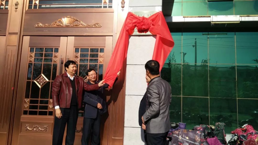 内蒙古律师协会会长巴布,二连市司法局局长阎志勇共同为二连浩特市"