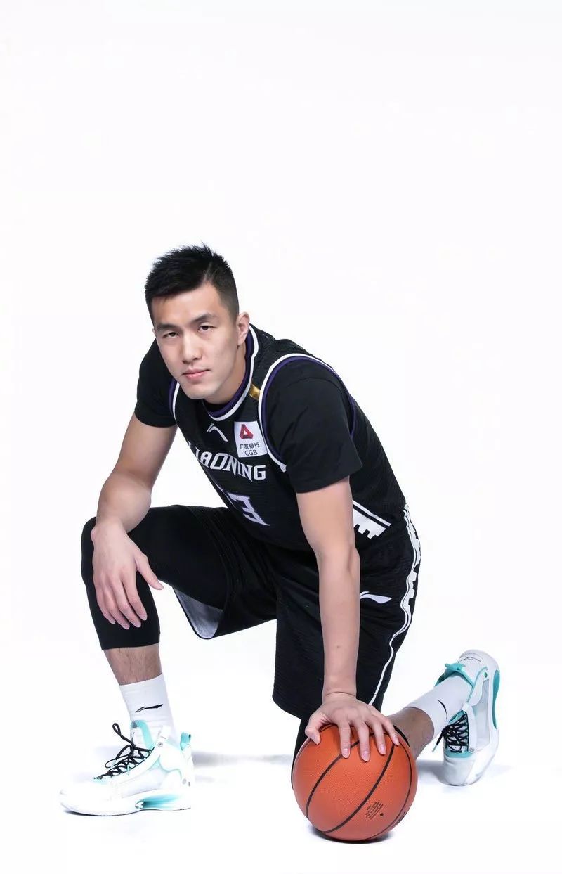 在最新的媒体照上郭艾伦也穿上了这双 air jordan xxxiv