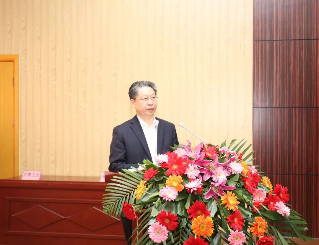 在"东顺之夜"欢迎晚宴上,东顺集团经营总裁陈小龙致祝酒辞