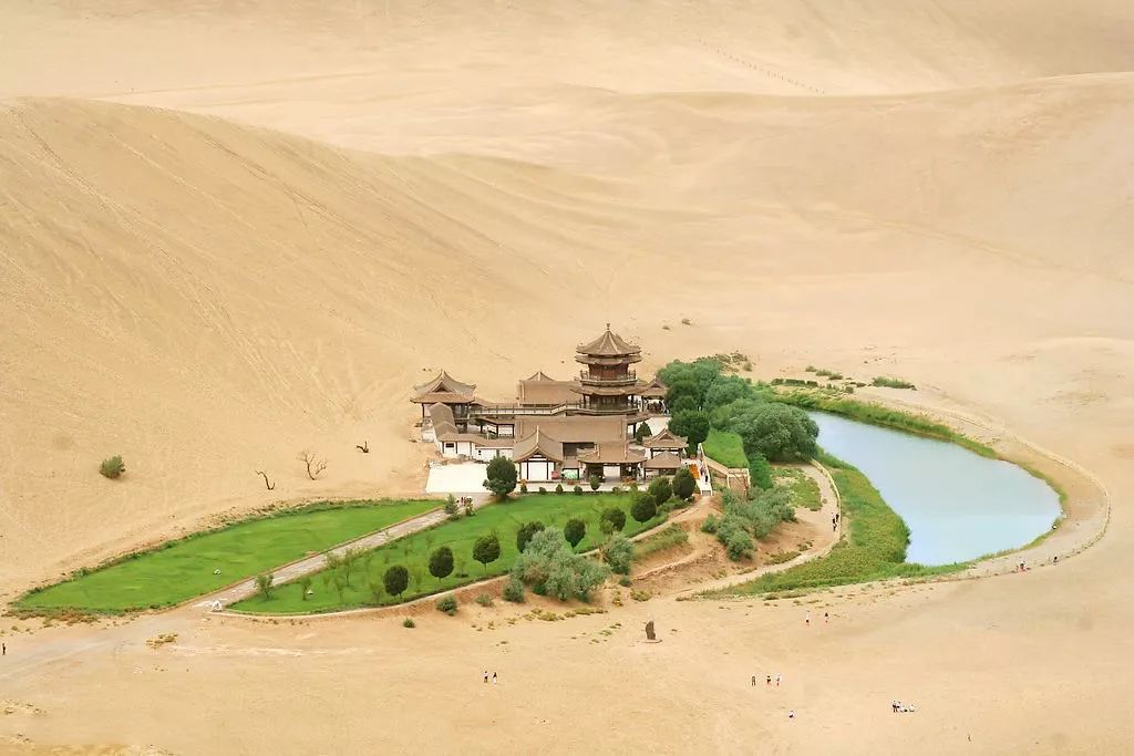 敦煌是流沙,是戈壁,是半山的佛窟,是千载的古道,是万籁俱寂,也是车水