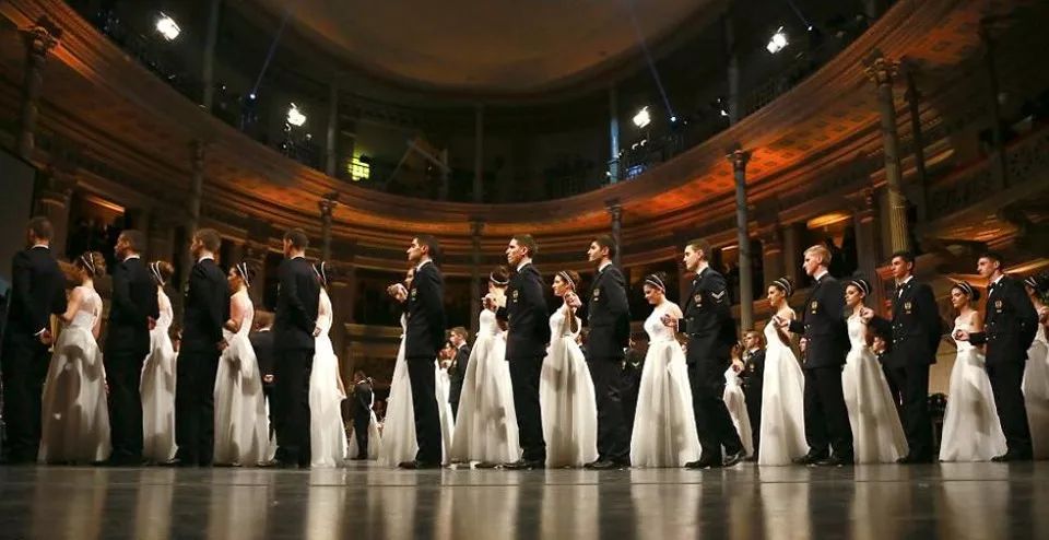 西方社会成人礼舞会的传统由来已久,最早的成人礼舞会来自英国.