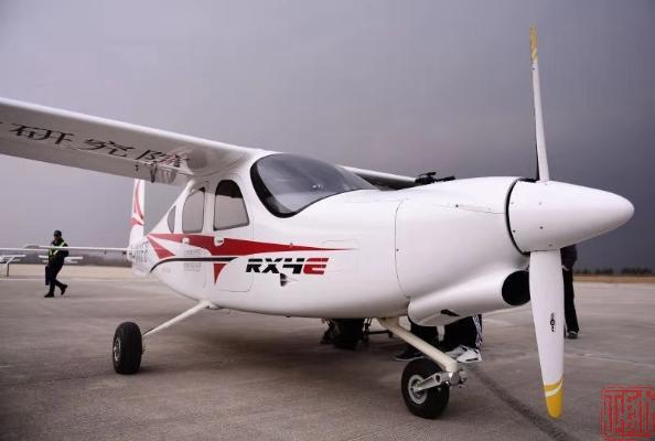 rx4e锐翔四座电动飞机在沈首飞航程可达300公里