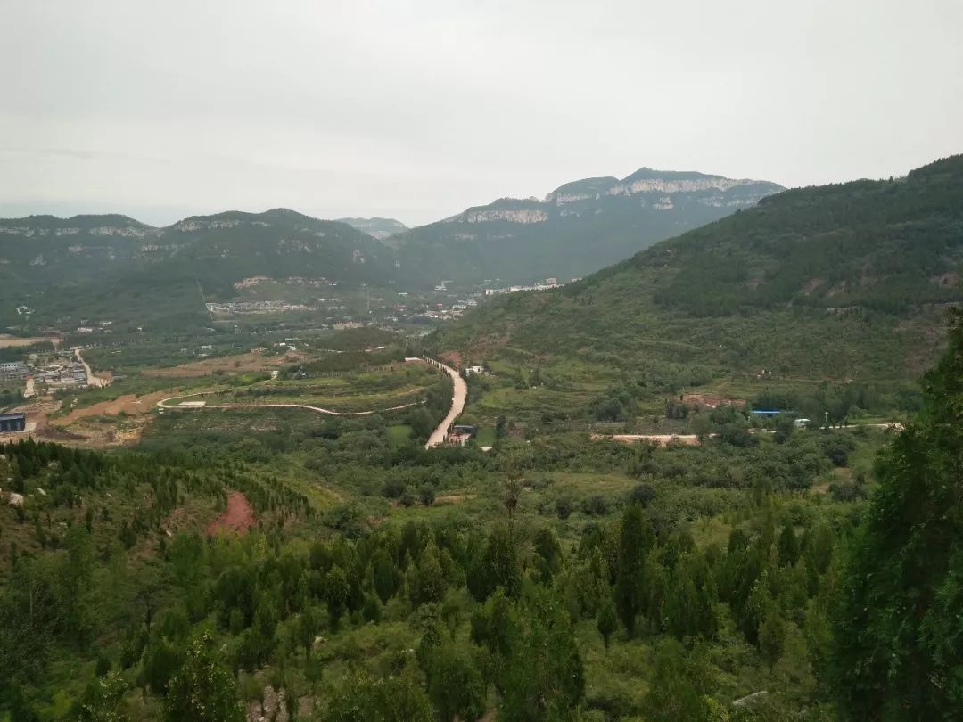 千多米长的"天梯"和栈道,成为万德大佛山风景区独具特色的旅游风景线