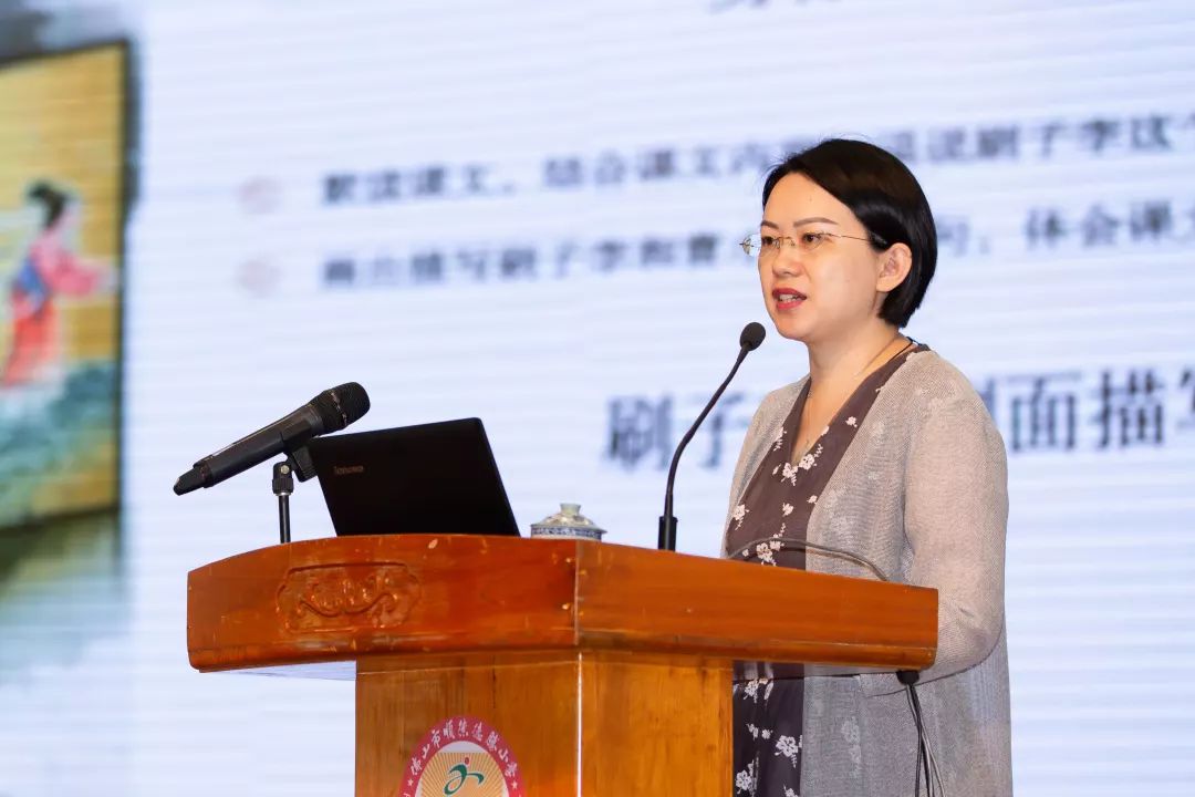 讲座开始,刘老师就抓住几个语文通识问题,引发与会教师思考,从整套统