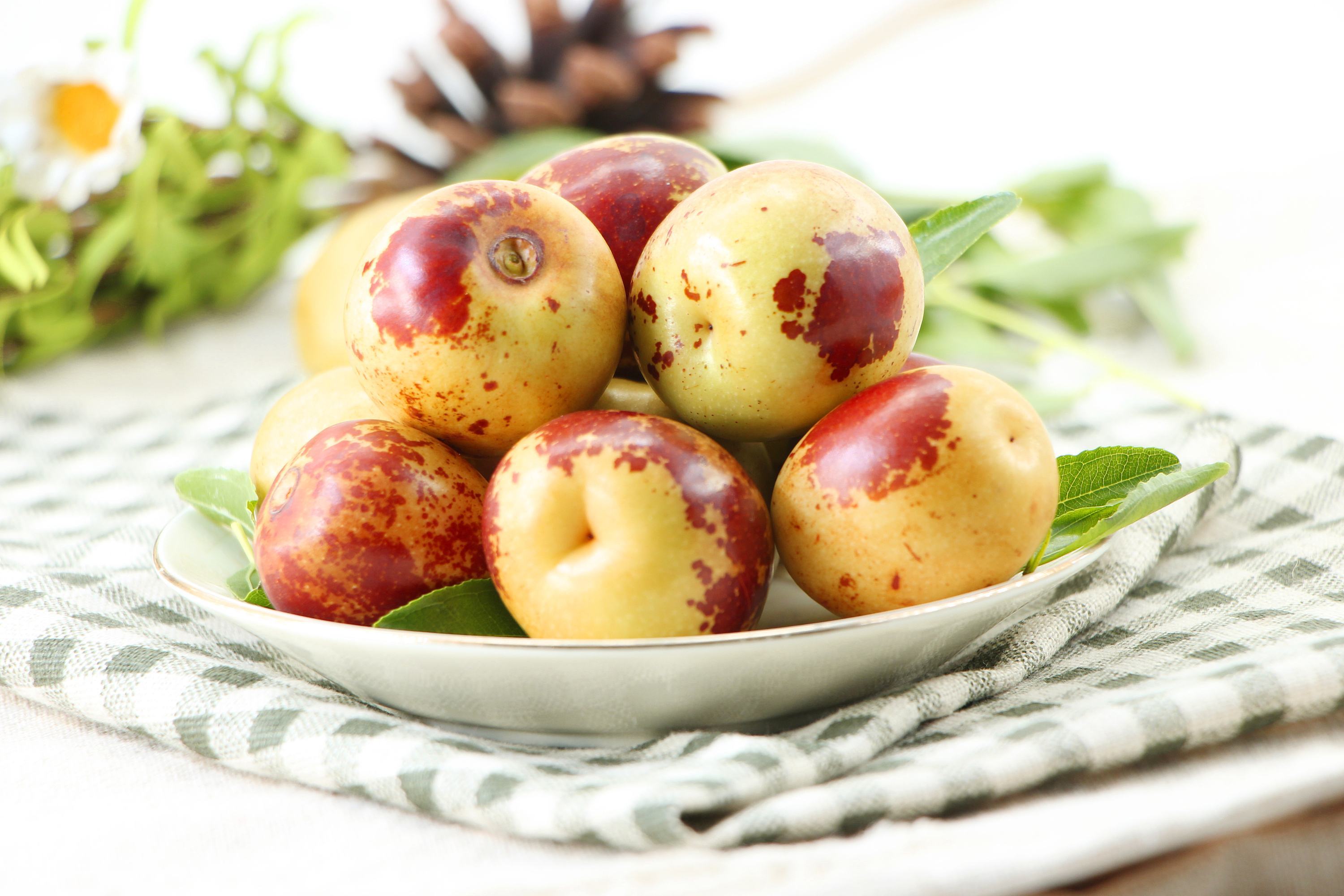 山东滨州爷儿俩用冬枣做游戏让观众开心大笑