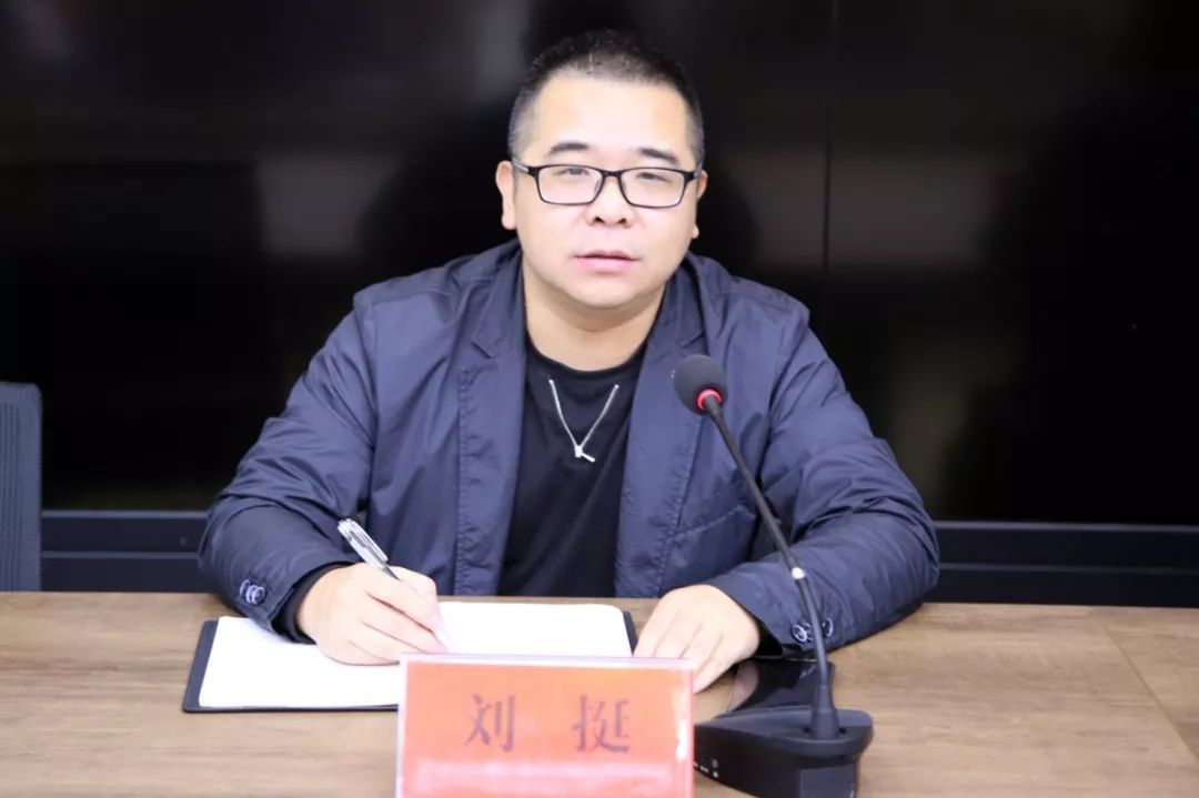 办事处副主任刘挺主持会议会上,各村(社区)指导员轮流发言,作了阶段