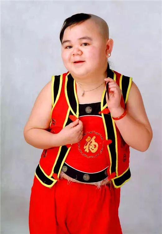 亚洲神童小布丁01接下来,便开始精彩的演出环节并向特邀人士发放慰问