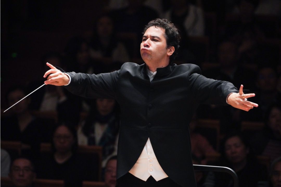 王羽佳:她的时代已经到来!| 维也纳爱乐上海音乐会 - 微文周刊