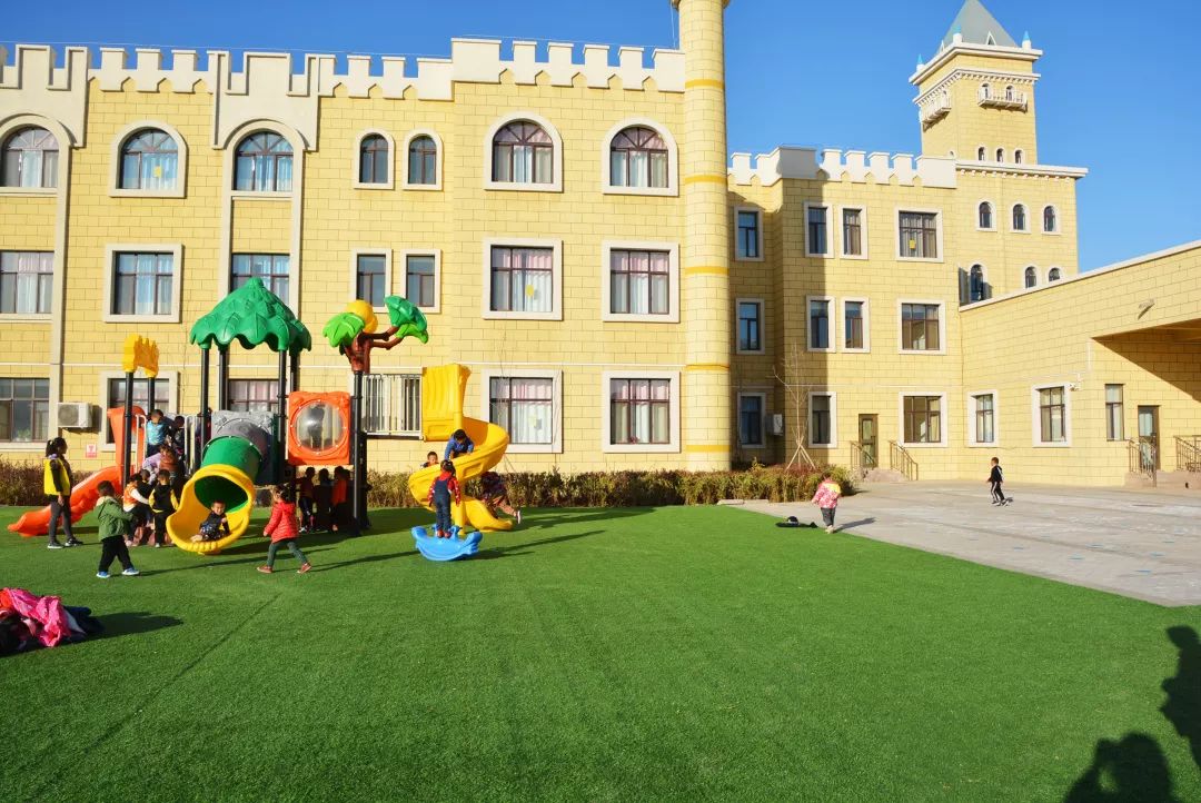 10月23日,东方希望准铝志愿者服务站的4名志愿者,在五彩湾幼儿园开展