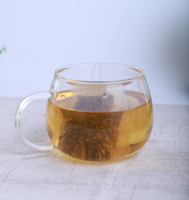 蒲公英8克,枸杞6克全部食材放清水中煮30分钟左右,就做成了仰甘草茶了