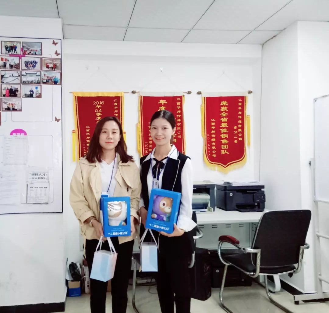 入职2年—钟琦入职2年—刘知然入职2年—邱天乐,王紫怡(从右往