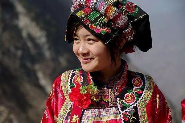 羌族服饰七彩斑斓云中霓裳