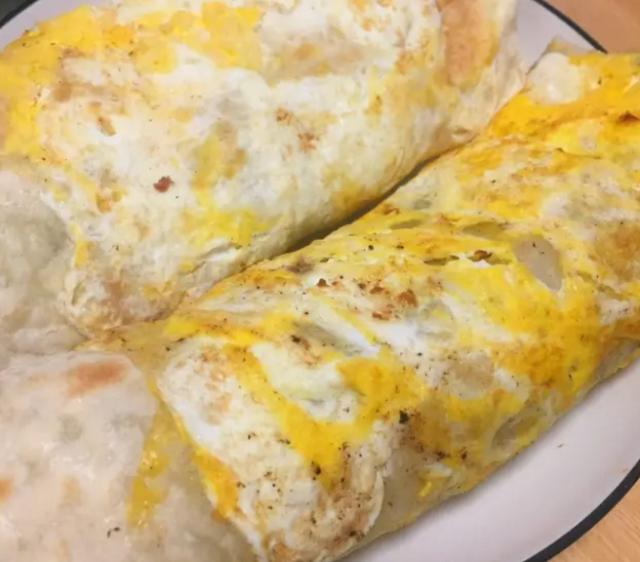 大叔家的早餐系列:鸡蛋灌饼,香气扑鼻,简单易做,家人喜欢!