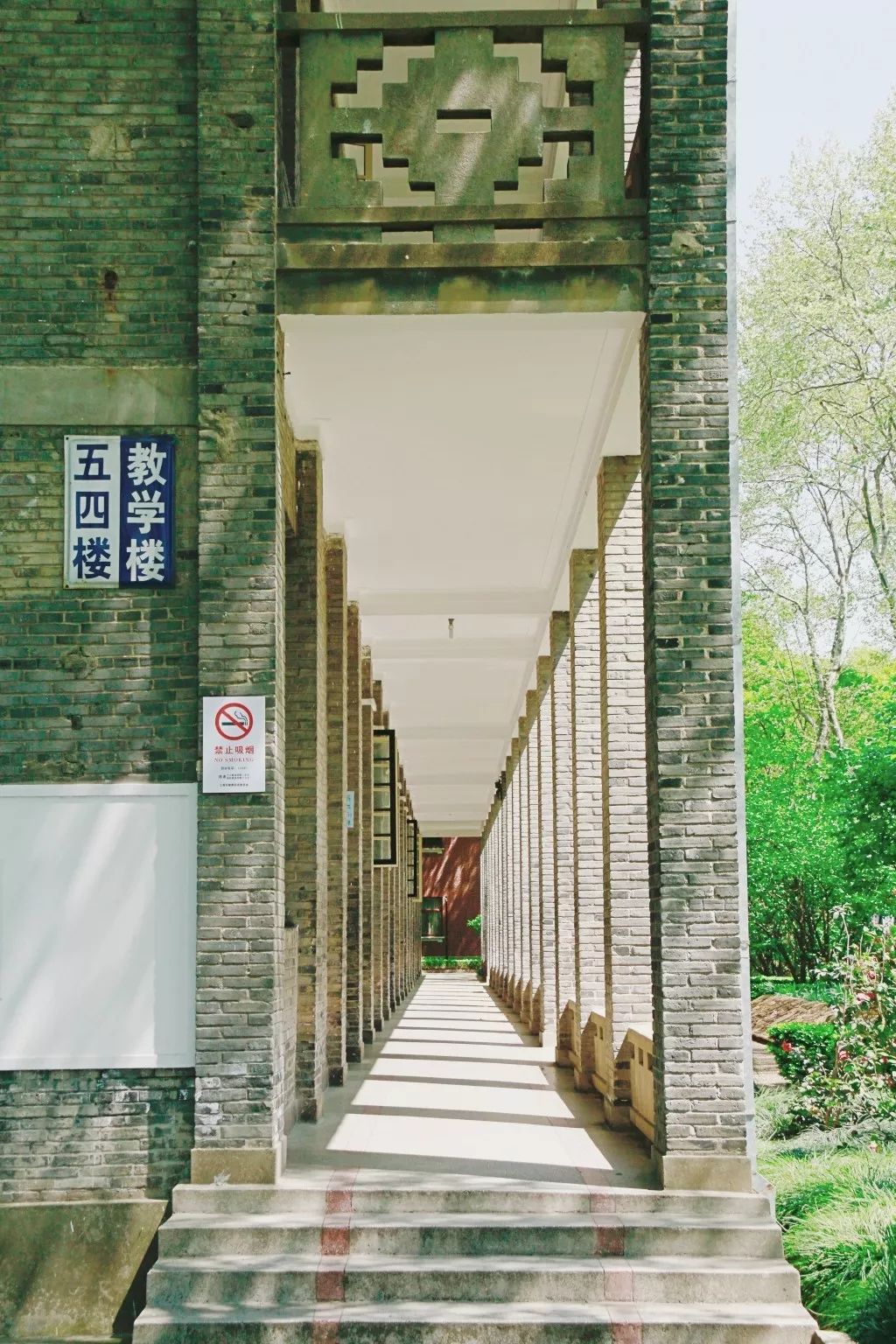 载春华秋实来源@上海市松江二中▽为母校发来寄语视频2002届校友韩寒