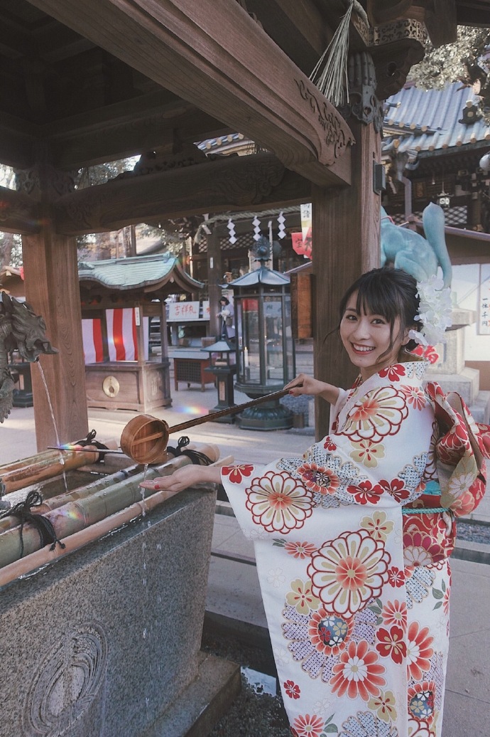 比如这一张穿和服的照片,感觉十分像日本知名女星石原里美