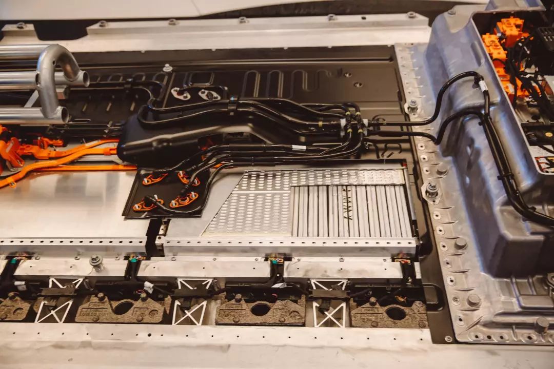 奔驰eqc电池包冷却系统电池组还配备了高效的冷却系统,确保电池组温度