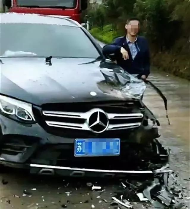 湖北一奔驰哥撞车后微笑摆pose合影还淡定笑言人活着真好