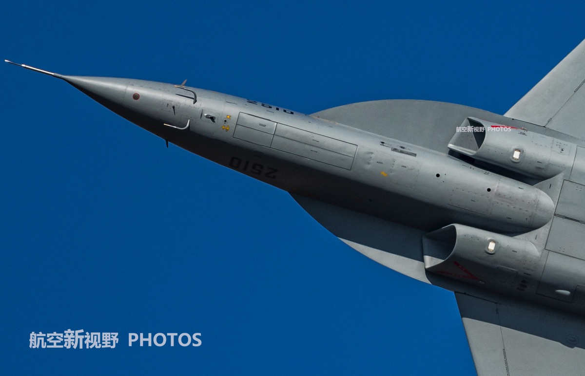 洪都教10高清美图机体寿命达到10000小时精湛做工无可挑剔