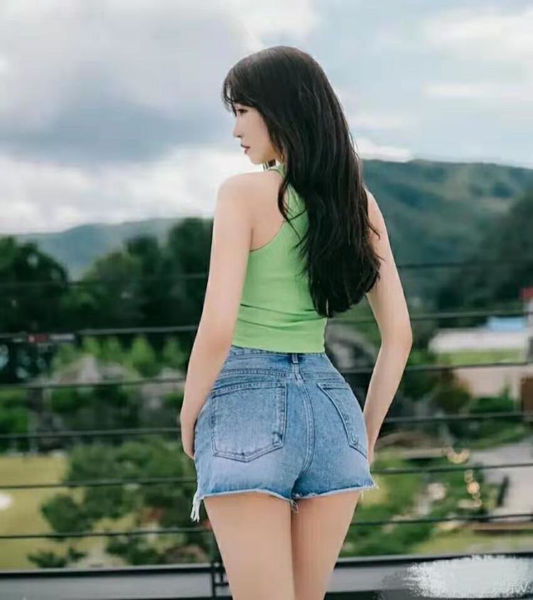 时尚街拍:完美背影尽显优雅气质,窈窕曲线彰显女神魅力!