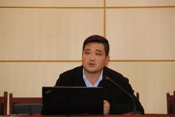 党员教师代表游明伟,张栋瑜,任怀峰,李婷老师分别就如何做一名"四讲四