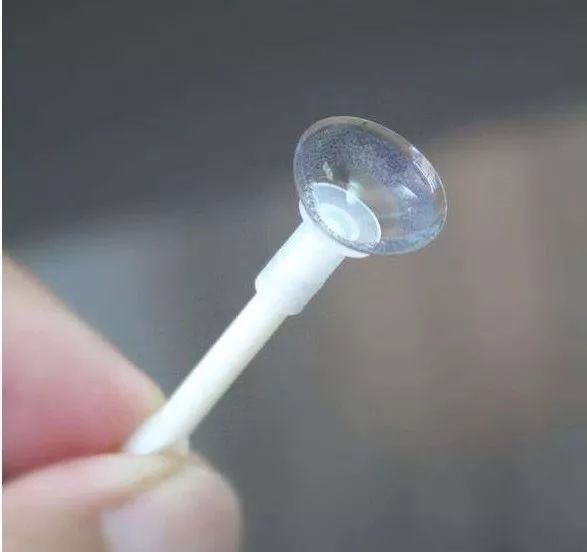 戴隐形眼镜的市民,一定要先取下隐形眼镜之后再使用蒸汽眼罩,以免因长