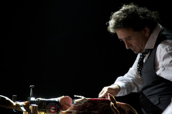 世界上最牛火腿切片大师苦练三十年刀功切的火腿薄如蝉翼