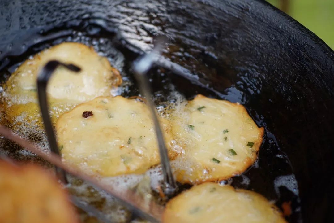 铜瓢粑如果你再往市场深处走走,随处可见的新鲜芭蕉,还有红色的西瓜子