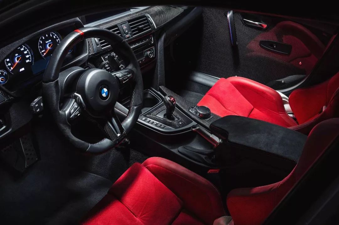 内饰的处理能够看到更多的 jdm.