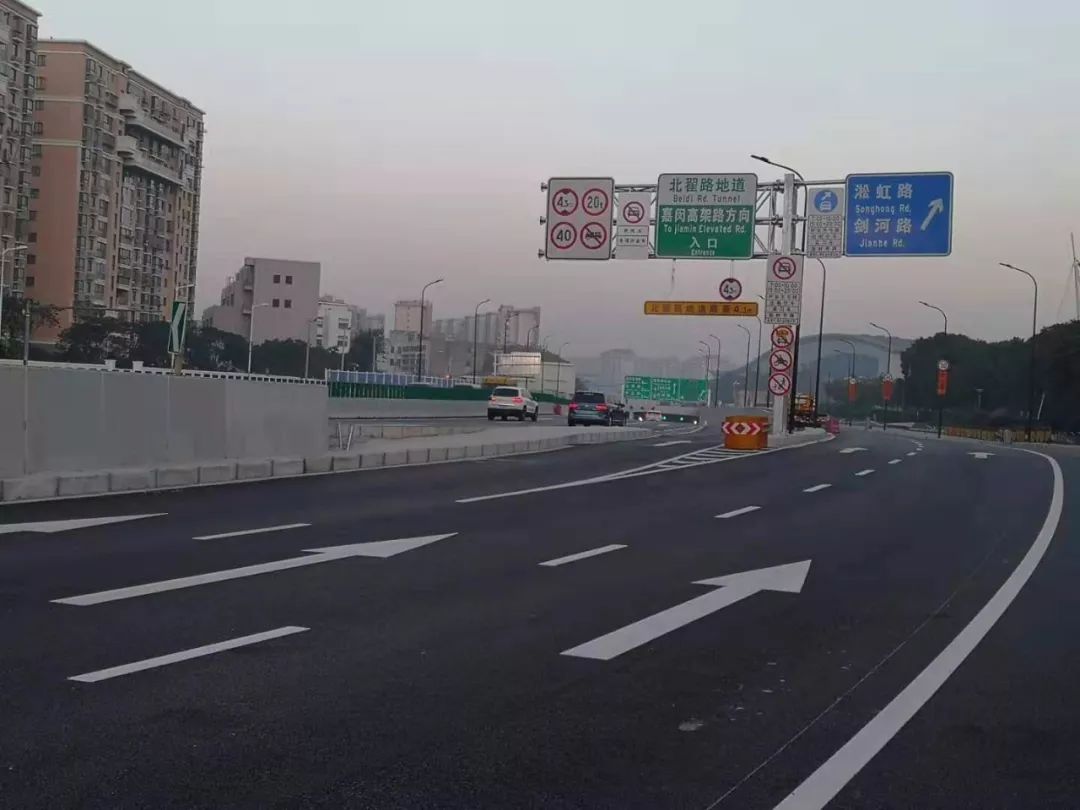 路段东向西道路恢复通车,车辆可以从这里进入北翟路地道嘉闵高架方向