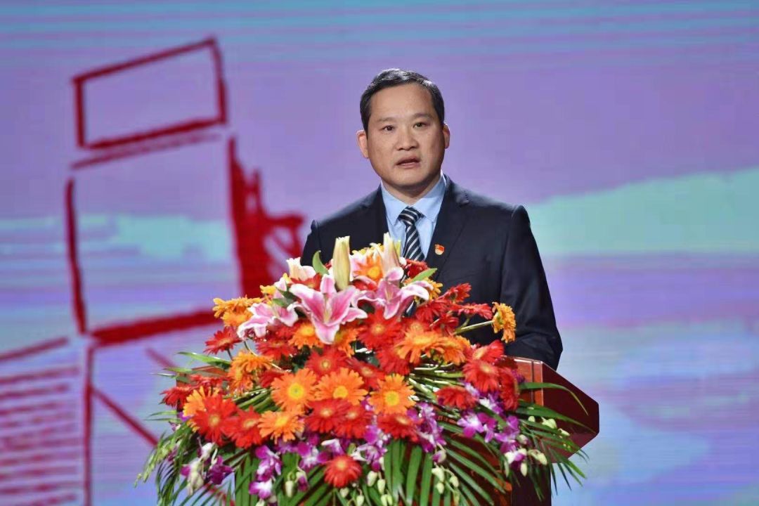 他带领32名员工重走创业路,只为那一份初心_梁林河