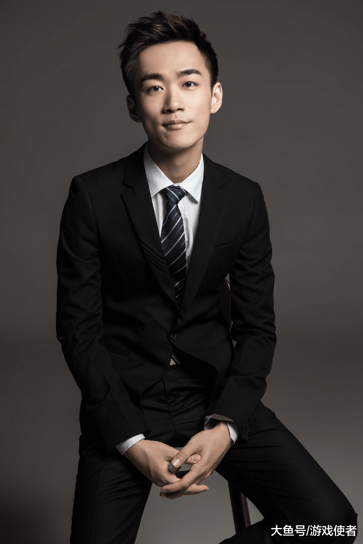 王小宝吃鸡方式奇葩成虎牙夜间和平精英一哥热度直追不求人