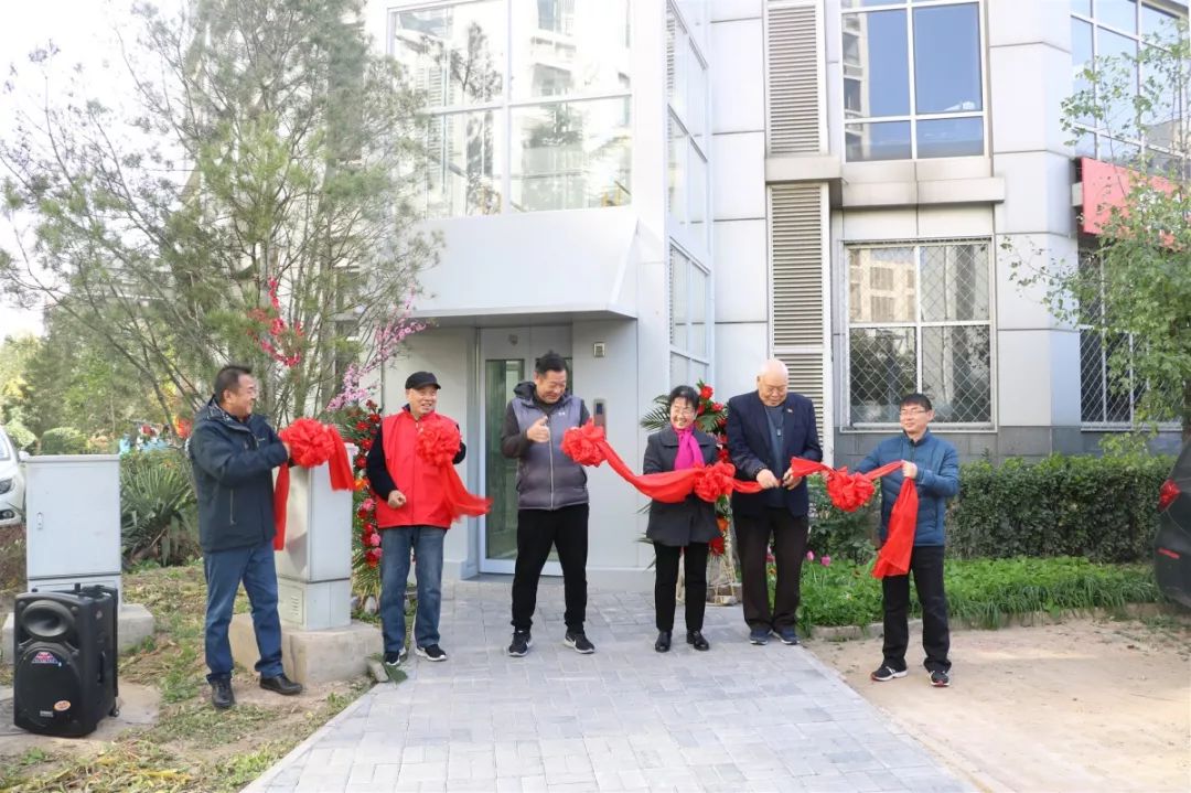 号楼西北角,举行了新电梯启用剪彩仪式,世涛天朗社区党支部书记郭舒强