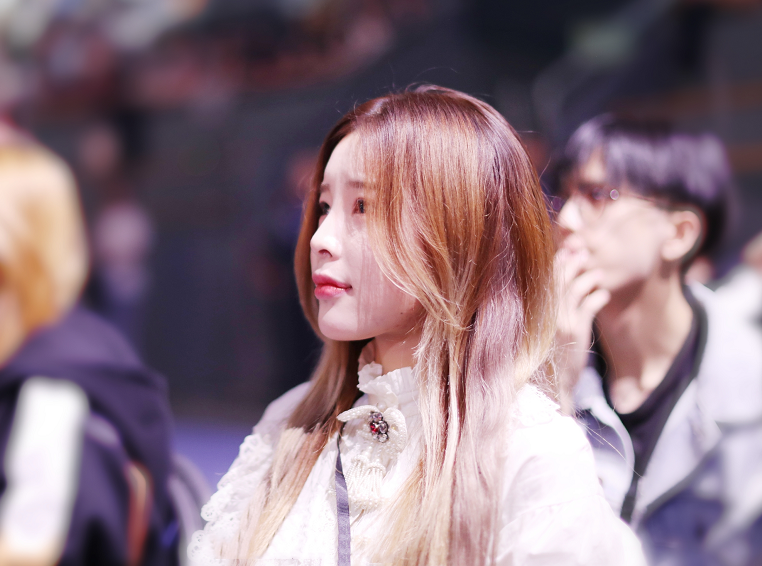 糖小幽晒为fpx现场加油美照当她身披战旗时doinb偷着笑吧