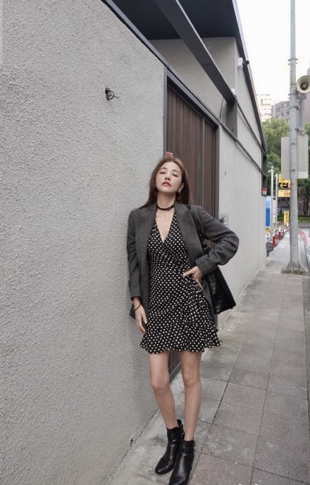 40岁冻龄女神许路儿西装配短裙似20岁少女同龄阿姨比不了