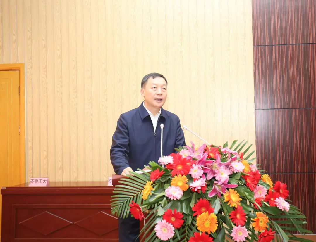 在"东顺之夜"欢迎晚宴上,东顺集团经营总裁陈小龙致祝酒辞