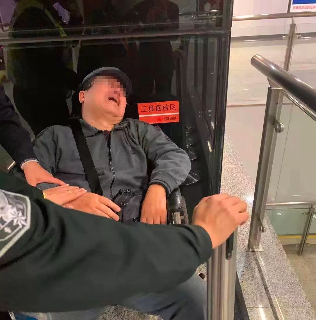 上周末下午11号线上海西站有位男乘客突然倒地胸闷难受疑似心脏病