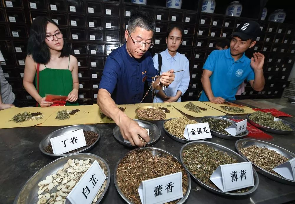 我国中医药传承创新发展迈进新时代