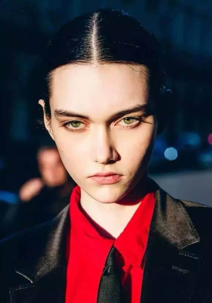 17岁厌世脸的她为何成了2019年最具话题热度的模特