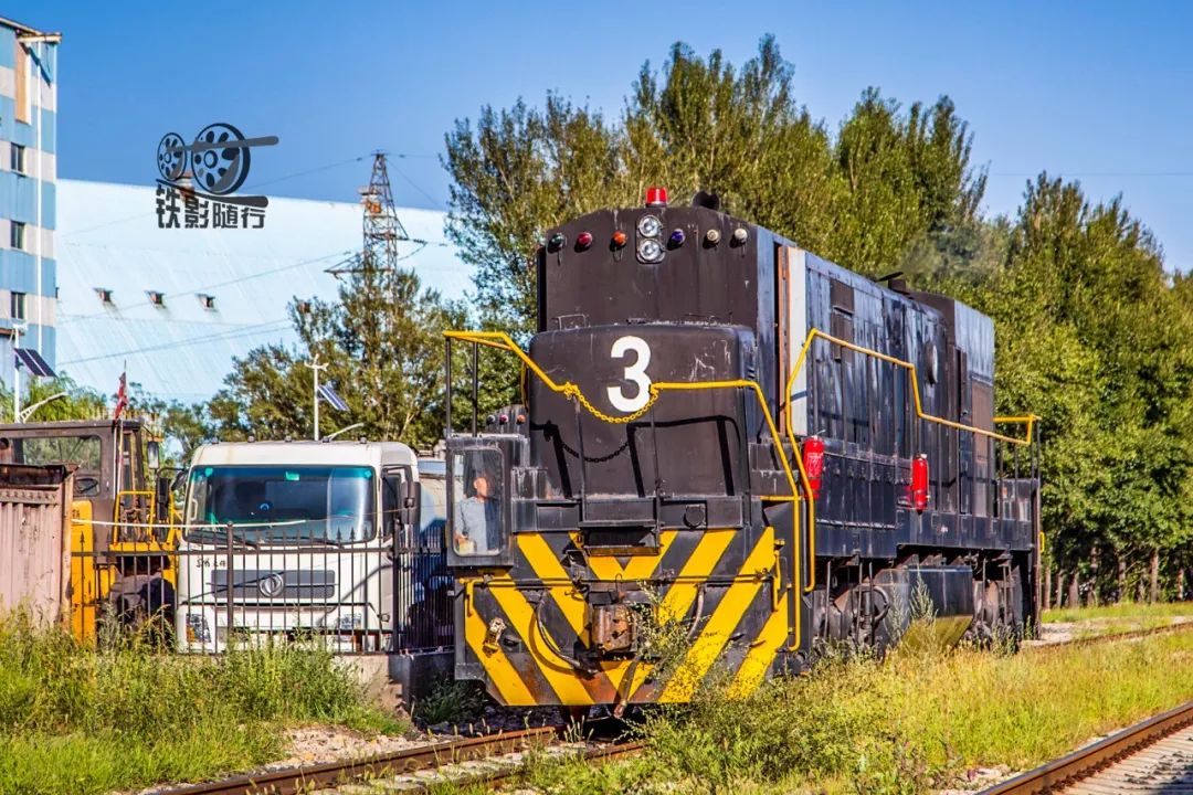 铁影安太堡煤矿的u33c型遥控内燃机车