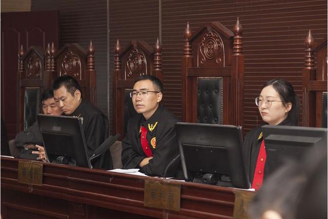 滁州42人公开受审!_张海涛