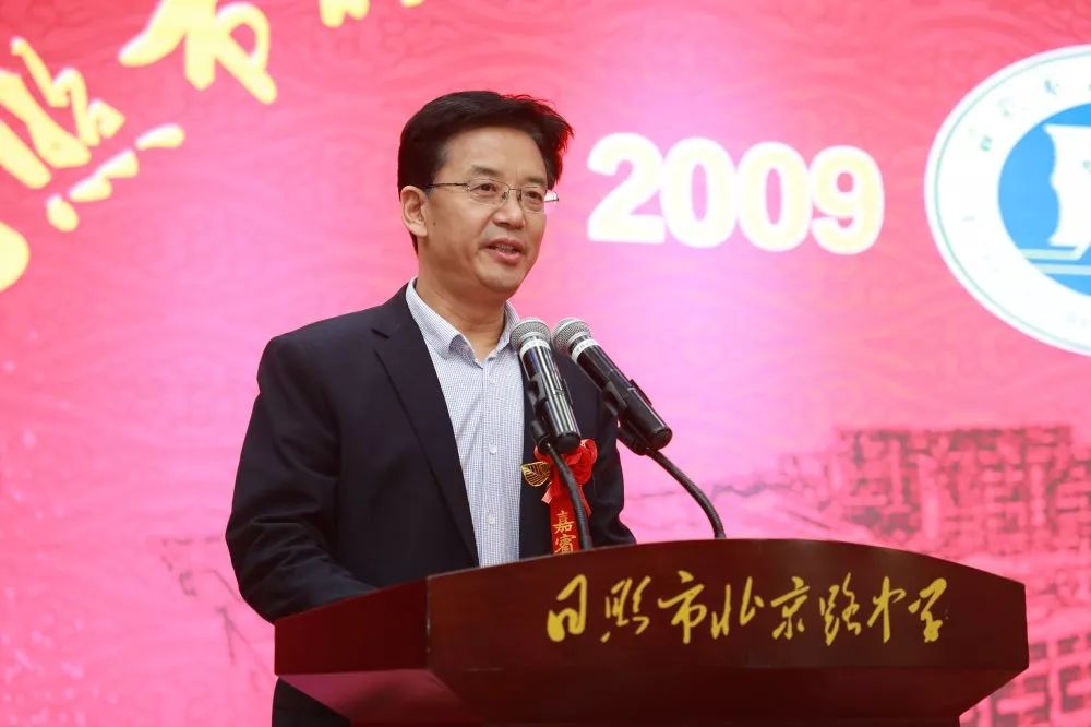 典礼上,校长丁志明发表了题为《十年征程路 铸就新辉煌》的致辞,丁