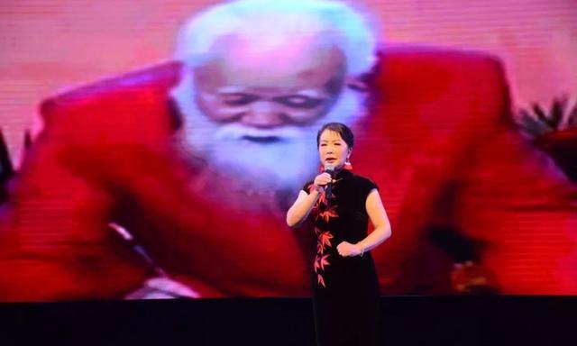 在"流行与颂歌"部分,宋飞鸿演唱了现代京剧《红云岗》《龙江颂》