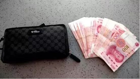 暖心出租车上发现10万元现金司机满合肥找失主