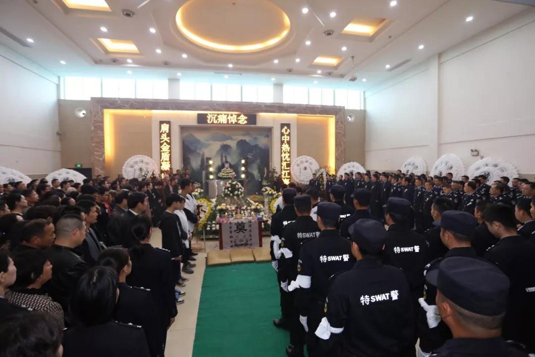 10月27日,陈伟同志遗体告别仪式在天门市殡仪馆举行.