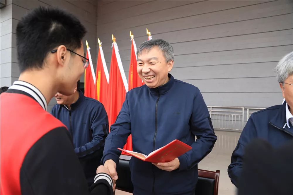 比赛现场(部分展示)选手们起跑谢毅院士在比赛中冲刺各院系,研究所