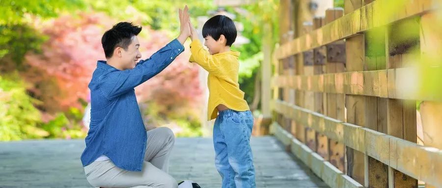 对年幼的孩子,哪怕他们讲话词不达意,大人也要耐心地与他们交谈.