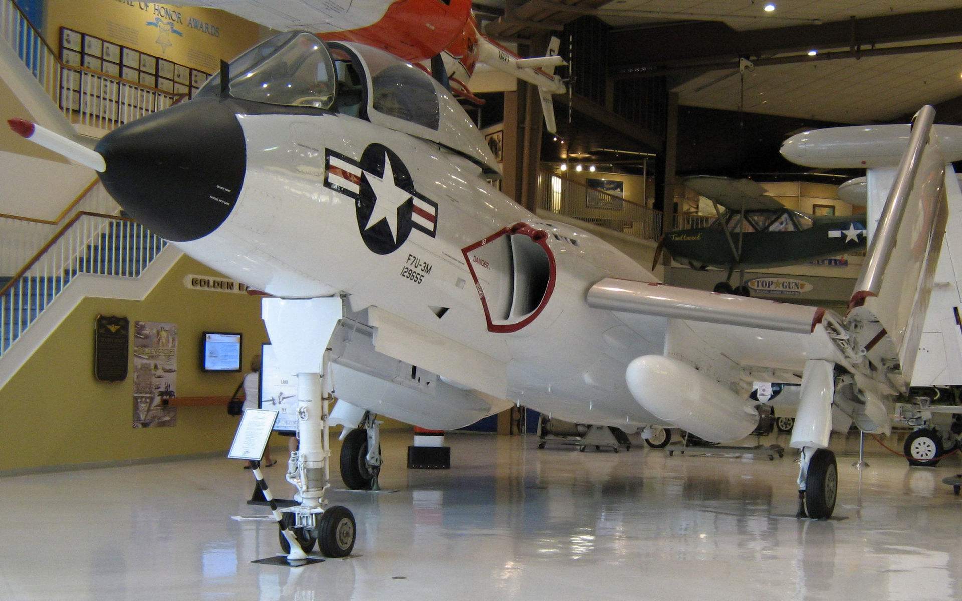 原创航空史上造型奇特飞行器之一f7u弯刀战斗机不到7年就退役